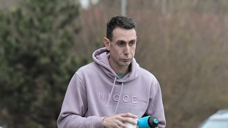 承认制作儿童不雅视频后，前英超名哨库特被指控试图引诱男裁判