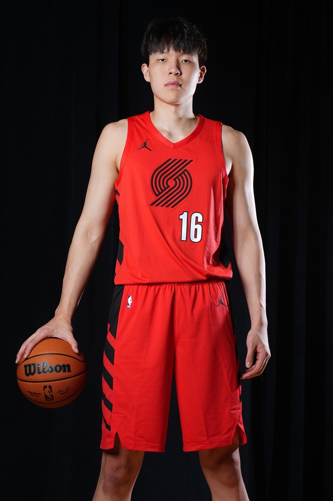 杨瀚森的NBA常规赛首秀并没有太多亮点 他需要学习的东西很多