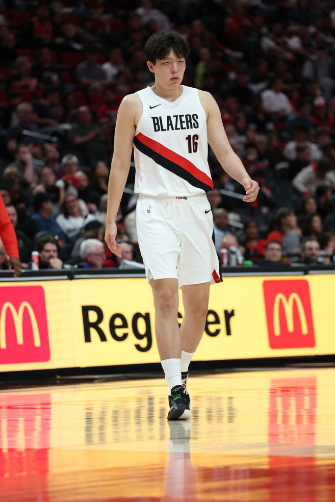 拓记：罗威的伤缺让杨瀚森更早面对NBA的核心强度 也是巨大的挑战